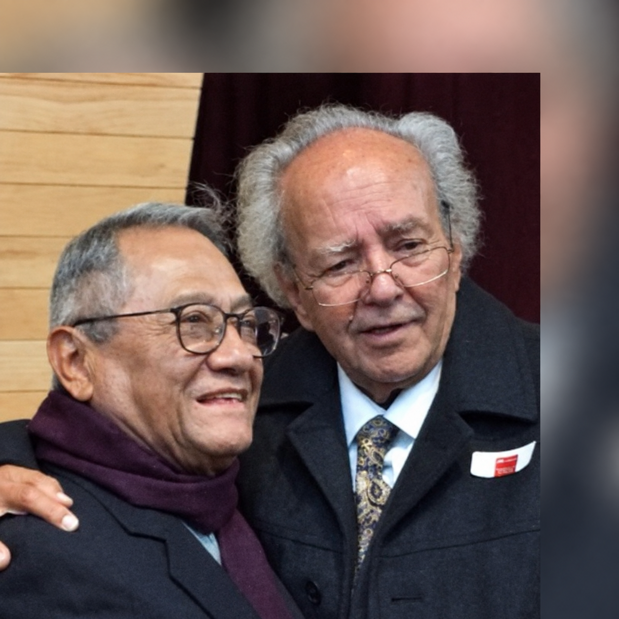 Jesús Villaseñor acompañado en una fotografía histórica